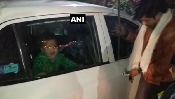 காருக்குள் அடைத்து வைத்து குழந்தையை கொல்ல முயன்ற பெற்றோர்…! உ.பி.யில் பரபரப்பாகிய கோர சம்பவம்..!