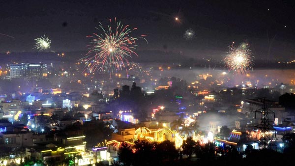 பட்டாசு பழைய ஸ்டைல்... தீபாவளிக்கு 18 வாகனங்களை தீ வைத்து கொளுத்திய வாலிபர்... வைரல் வீடியோ...