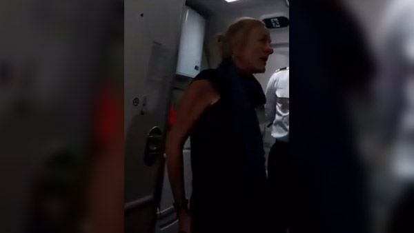 ஏர் இந்தியா விமான ஊழியர்களை குடி போதையில் 'பீப்' வார்த்தைகளால் திட்டிய பெண்.. வைரலாக பரவும் வீடியோ...