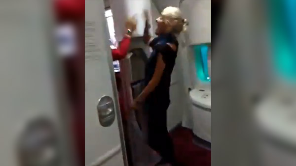 ஏர் இந்தியா விமான ஊழியர்களை குடி போதையில் 'பீப்' வார்த்தைகளால் திட்டிய பெண்.. வைரலாக பரவும் வீடியோ...