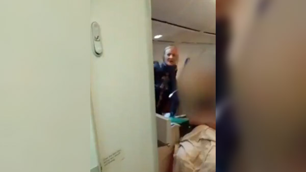 ஏர் இந்தியா விமான ஊழியர்களை குடி போதையில் 'பீப்' வார்த்தைகளால் திட்டிய பெண்.. வைரலாக பரவும் வீடியோ...