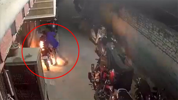 பட்டாசு பழைய ஸ்டைல்... தீபாவளிக்கு 18 வாகனங்களை தீ வைத்து கொளுத்திய வாலிபர்... வைரல் வீடியோ...