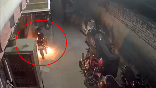 பட்டாசு பழைய ஸ்டைல்... தீபாவளிக்கு 18 வாகனங்களை தீ வைத்து கொளுத்திய வாலிபர்... வைரல் வீடியோ...