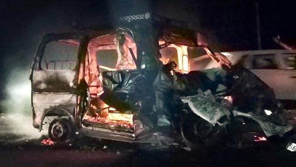 பட்டாசு பழைய ஸ்டைல்... தீபாவளிக்கு 18 வாகனங்களை தீ வைத்து கொளுத்திய வாலிபர்... வைரல் வீடியோ...