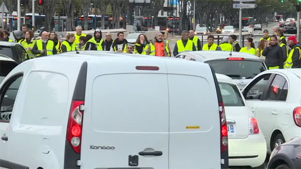 பெட்ரோல் விலை உயர்விற்கு எதிராக வித்தியாசமாக போராடிய பிரான்ஸ் மக்கள்.. இந்தியாவில் இதை செய்தால் என்ன?