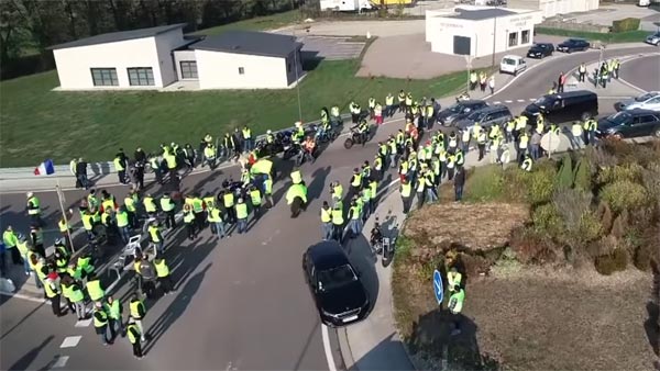 பெட்ரோல் விலை உயர்விற்கு எதிராக வித்தியாசமாக போராடிய பிரான்ஸ் மக்கள்.. இந்தியாவில் இதை செய்தால் என்ன?