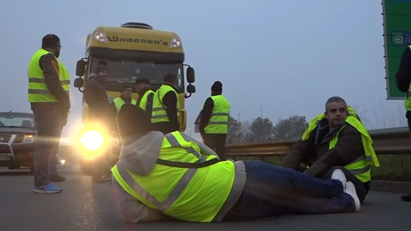 பெட்ரோல் விலை உயர்விற்கு எதிராக வித்தியாசமாக போராடிய பிரான்ஸ் மக்கள்.. இந்தியாவில் இதை செய்தால் என்ன?