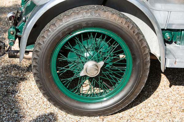 காஷ்மீரை இந்தியாவுடன் இணைத்த மன்னரின் பழமையான கார் ஏலத்திற்கு வருகிறது...