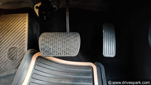 இந்தியாவே ஆவலுடன் எதிர்பார்த்த மஹிந்திரா அல்டுராஸ் ஜி4 லான்ச் ஆனது.. பார்ச்சூனருக்கு கடும் சவால்