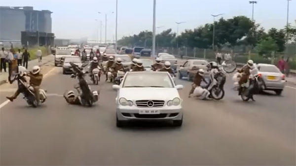 அடுத்து 3.O படம் எடுத்தால் ஷங்கர் நம்ம தலை மேல கை வைப்பாரோ?