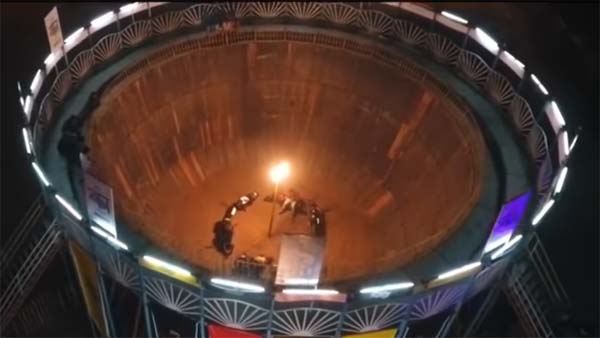 பைக்கை விற்பனை செய்ய ராயல் என்பீல்டு நிறுவனம் செய்யும் செயலை பாருங்கள்..!