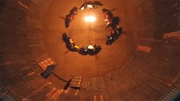 பைக்கை விற்பனை செய்ய ராயல் என்பீல்டு நிறுவனம் செய்யும் செயலை பாருங்கள்..!