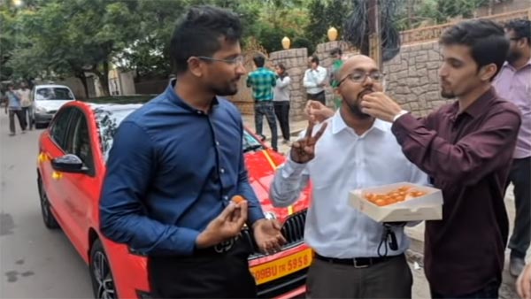 அம்மாவின் ரூ 11 லட்சம் மதிப்பிலான கார் கனவை தன் சொந்த காசில் வாங்கி பரிசளித்த பாச மகன்… நெகிழ்ச்சி வீடியோ..!