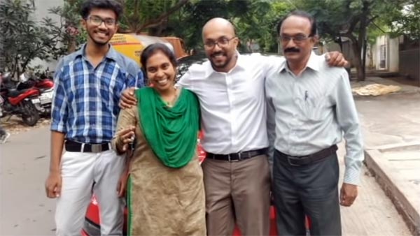 அம்மாவின் ரூ 11 லட்சம் மதிப்பிலான கார் கனவை தன் சொந்த காசில் வாங்கி பரிசளித்த பாச மகன்… நெகிழ்ச்சி வீடியோ..!