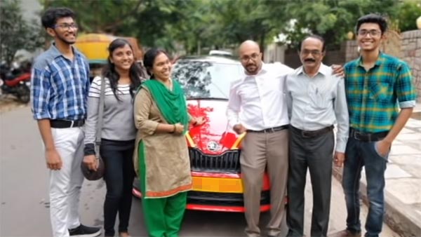 அம்மாவின் ரூ 11 லட்சம் மதிப்பிலான கார் கனவை தன் சொந்த காசில் வாங்கி பரிசளித்த பாச மகன்… நெகிழ்ச்சி வீடியோ..!