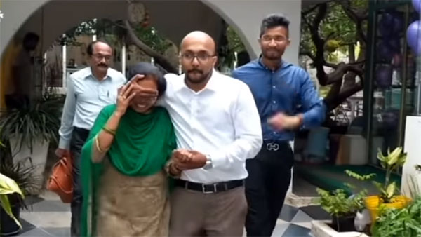 அம்மாவின் ரூ 11 லட்சம் மதிப்பிலான கார் கனவை தன் சொந்த காசில் வாங்கி பரிசளித்த பாச மகன்… நெகிழ்ச்சி வீடியோ..!