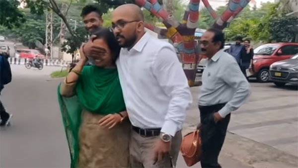 அம்மாவின் ரூ 11 லட்சம் மதிப்பிலான கார் கனவை தன் சொந்த காசில் வாங்கி பரிசளித்த பாச மகன்… நெகிழ்ச்சி வீடியோ..!