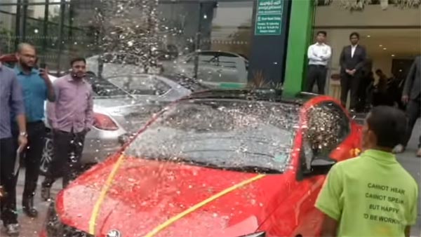 அம்மாவின் ரூ 11 லட்சம் மதிப்பிலான கார் கனவை தன் சொந்த காசில் வாங்கி பரிசளித்த பாச மகன்… நெகிழ்ச்சி வீடியோ..!