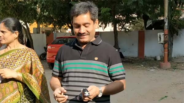 சொந்தமாக பெரிய கார்.. தந்தையின் நீண்ட நாள் கனவை 50வது பிறந்த நாளில் நிறைவேற்றிய 22 வயது மகன்