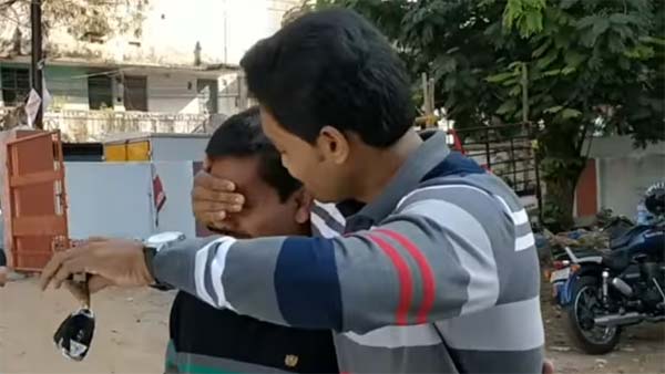 சொந்தமாக பெரிய கார்.. தந்தையின் நீண்ட நாள் கனவை 50வது பிறந்த நாளில் நிறைவேற்றிய 22 வயது மகன்