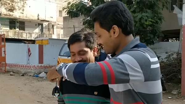 சொந்தமாக பெரிய கார்.. தந்தையின் நீண்ட நாள் கனவை 50வது பிறந்த நாளில் நிறைவேற்றிய 22 வயது மகன்