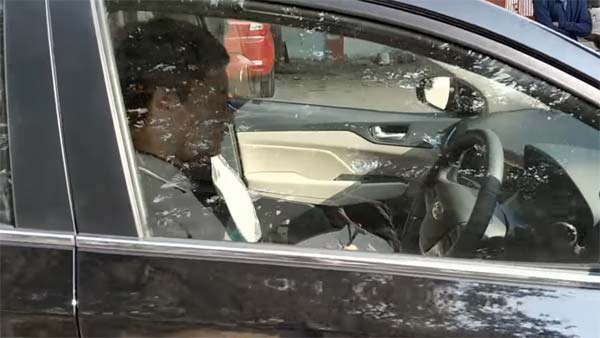 சொந்தமாக பெரிய கார்.. தந்தையின் நீண்ட நாள் கனவை 50வது பிறந்த நாளில் நிறைவேற்றிய 22 வயது மகன்