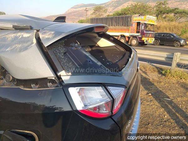 விபத்தில் சின்னாபின்னமா டாடா நெக்ஸான்... காயமின்றி வெளியேறிய பயணிகள்!