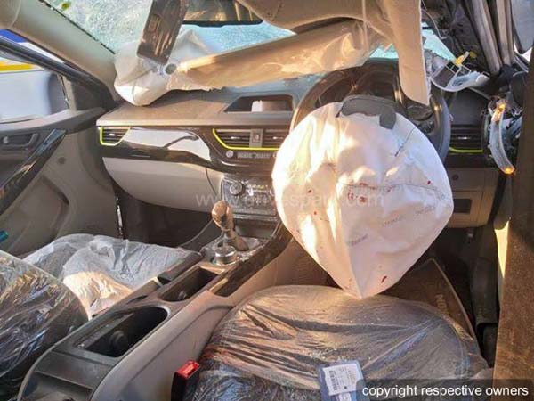 விபத்தில் சின்னாபின்னமா டாடா நெக்ஸான்... காயமின்றி வெளியேறிய பயணிகள்!