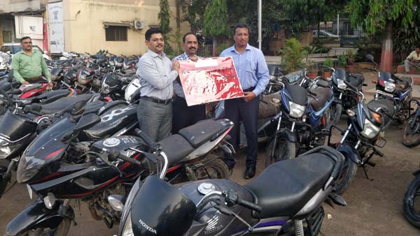 போலீசார் அதிரடி வேட்டை; திருடு போன 230 பைக்குகள் மீட்பு