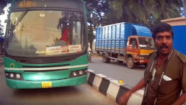 தெரிந்தே விபத்தை ஏற்படுத்த முயன்ற அரசு பஸ் டிரைவருக்கு தக்க பாடம் புகட்டிய வாலிபர்... வைரல் வீடியோ தெரிந்தே விபத்தை ஏற்படுத்த முயன்ற அரசு பஸ் டிரைவருக்கு தக்க பாடம் புகட்டிய வாலிபர்... வைரல் வீடியோ