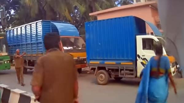 தெரிந்தே விபத்தை ஏற்படுத்த முயன்ற அரசு பஸ் டிரைவருக்கு தக்க பாடம் புகட்டிய வாலிபர்... வைரல் வீடியோ தெரிந்தே விபத்தை ஏற்படுத்த முயன்ற அரசு பஸ் டிரைவருக்கு தக்க பாடம் புகட்டிய வாலிபர்... வைரல் வீடியோ