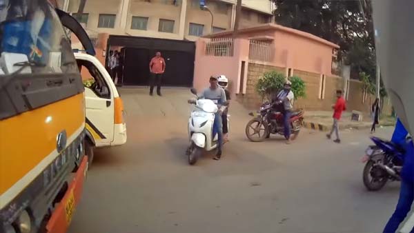 தெரிந்தே விபத்தை ஏற்படுத்த முயன்ற அரசு பஸ் டிரைவருக்கு தக்க பாடம் புகட்டிய வாலிபர்... வைரல் வீடியோ தெரிந்தே விபத்தை ஏற்படுத்த முயன்ற அரசு பஸ் டிரைவருக்கு தக்க பாடம் புகட்டிய வாலிபர்... வைரல் வீடியோ