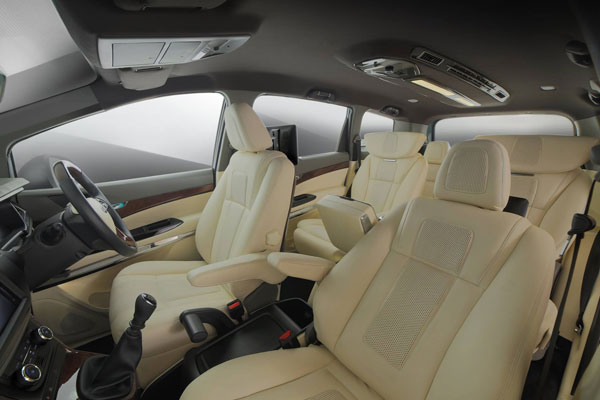 மஹிந்திரா மராஸ்ஸோ காரை வேற லெவலில் கஸ்டமைஸ் செய்த டிசி டிசைன்!