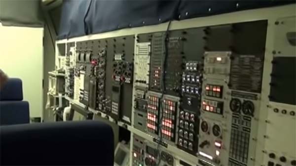 அமெரிக்க அதிபரை நிழல்போல பின்தொடரும் 'டூம்ஸ்டே' விமானத்தின் ரகசியங்கள்!