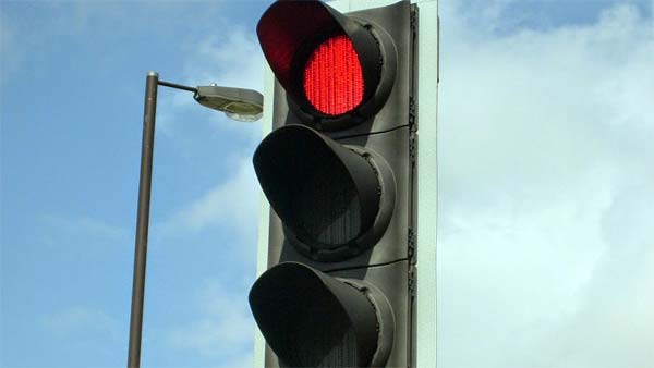 பதறியடித்து கொண்டு டிரைவிங் லைசென்ஸை போலீசாரிடம் ஒப்படைக்கும் வாகன ஓட்டிகள்... காரணம் இதுதான்...