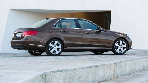 80 லட்ச ரூபாய் காரை சின்னாபின்னமாக்கியது இதற்குதான்! தொழிலதிபரின் மனித நேயத்திற்கு குவியும் பாராட்டு