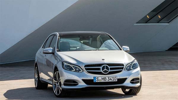 80 லட்ச ரூபாய் காரை சின்னாபின்னமாக்கியது இதற்குதான்! தொழிலதிபரின் மனித நேயத்திற்கு குவியும் பாராட்டு