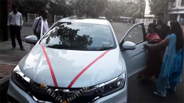 பெற்றோர்களின் கனவை நிறைவேற்ற மகன் கொடுத்த சர்ப்ரைஸ் பரிசு... வைரலாகும் நெகிழ்ச்சி வீடியோ...