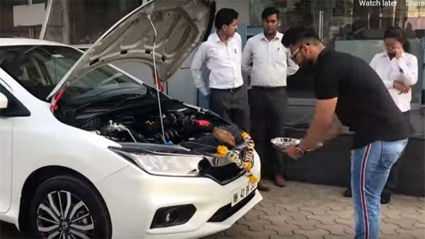 பெற்றோர்களின் கனவை நிறைவேற்ற மகன் கொடுத்த சர்ப்ரைஸ் பரிசு... வைரலாகும் நெகிழ்ச்சி வீடியோ...