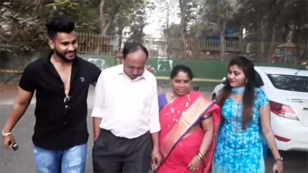 பெற்றோர்களின் கனவை நிறைவேற்ற மகன் கொடுத்த சர்ப்ரைஸ் பரிசு... வைரலாகும் நெகிழ்ச்சி வீடியோ...