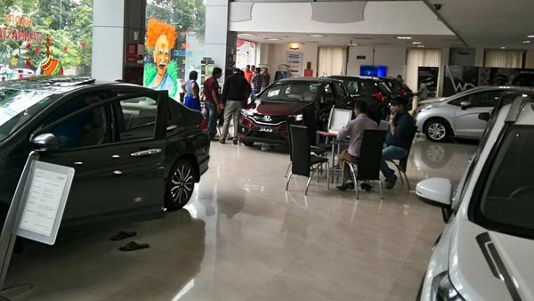 வாடிக்கையாளர்களின் 60 லட்ச ரூபாயை சுருட்டிய ஹோண்டா ஷோரூம் ஊழியர்... நம்ப வைத்து கழுத்தறுத்தார்...