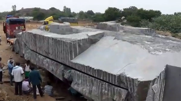 380 டன் ராமர் சிலையை அசால்ட்டாக இழுத்து வரும் வால்வோ புல்லர் டிரக்!