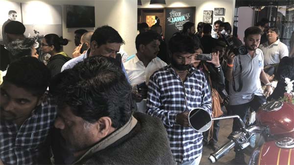 நாட்டின் முதல் ஜாவா டீலர்ஷிப் திறக்கப்பட்டது... ராயல் என்பீல்டுக்கு நூதன முறையில் செக்...