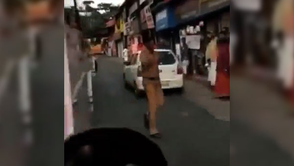 ஆம்புலன்ஸில் இருந்தவர்களின் உயிரை காக்க புத்திசாலித்தனமாக செயல்பட்ட போலீஸ்காரர்... வைரல் வீடியோ ஆம்புலன்ஸில் இருந்தவர்களின் உயிரை காக்க புத்திசாலித்தனமாக செயல்பட்ட போலீஸ்காரர்... வைரல் வீடியோ