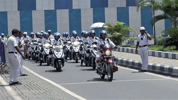 அபராதங்களை இப்படியும் வசூலிக்கலாம்... ஜவுளிக்கடைக்காரர் ரேஞ்சுக்கு கீழே இறங்கிய போலீசார்... அபராதங்களை இப்படியும் வசூலிக்கலாம்... ஜவுளிக்கடைக்காரர் ரேஞ்சுக்கு கீழே இறங்கிய போலீசார்...