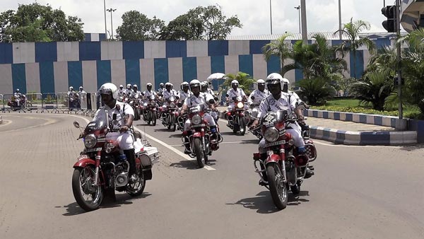 அபராதங்களை இப்படியும் வசூலிக்கலாம்... ஜவுளிக்கடைக்காரர் ரேஞ்சுக்கு கீழே இறங்கிய போலீசார்... அபராதங்களை இப்படியும் வசூலிக்கலாம்... ஜவுளிக்கடைக்காரர் ரேஞ்சுக்கு கீழே இறங்கிய போலீசார்...