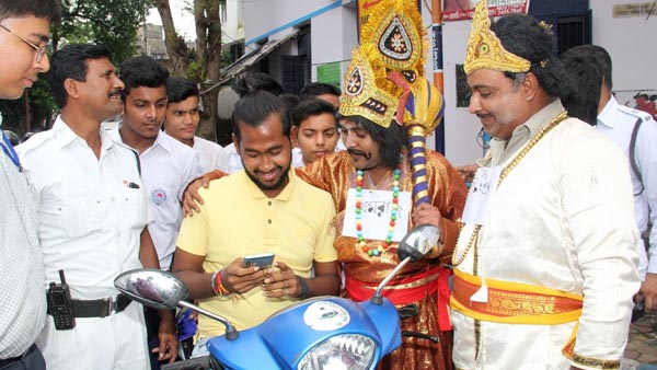 அபராதங்களை இப்படியும் வசூலிக்கலாம்... ஜவுளிக்கடைக்காரர் ரேஞ்சுக்கு கீழே இறங்கிய போலீசார்... அபராதங்களை இப்படியும் வசூலிக்கலாம்... ஜவுளிக்கடைக்காரர் ரேஞ்சுக்கு கீழே இறங்கிய போலீசார்...