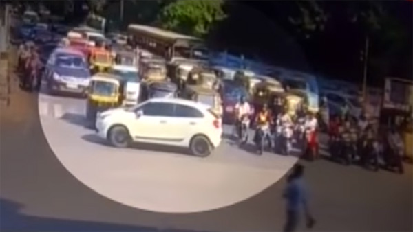 காரை ஏற்றி கொலை செய்ய முயன்ற இளைஞரை சினிமா பாணியில் விரட்டி பிடித்த போலீசார்... வைரல் வீடியோ காரை ஏற்றி கொலை செய்ய முயன்ற இளைஞரை சினிமா பாணியில் விரட்டி பிடித்த போலீசார்... வைரல் வீடியோ