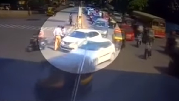 காரை ஏற்றி கொலை செய்ய முயன்ற இளைஞரை சினிமா பாணியில் விரட்டி பிடித்த போலீசார்... வைரல் வீடியோ காரை ஏற்றி கொலை செய்ய முயன்ற இளைஞரை சினிமா பாணியில் விரட்டி பிடித்த போலீசார்... வைரல் வீடியோ