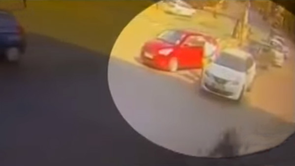 காரை ஏற்றி கொலை செய்ய முயன்ற இளைஞரை சினிமா பாணியில் விரட்டி பிடித்த போலீசார்... வைரல் வீடியோ காரை ஏற்றி கொலை செய்ய முயன்ற இளைஞரை சினிமா பாணியில் விரட்டி பிடித்த போலீசார்... வைரல் வீடியோ